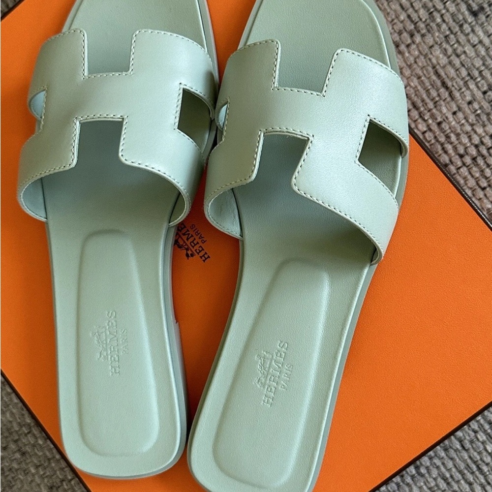 NEW HERMÈS Vert D'eau Calfskin Oran Sandals - Picture 5 of 14